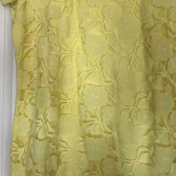 🍓 2 for $13 Van Heusen Yellow Floral Lace shirt in Medium - Picture 2 of 4